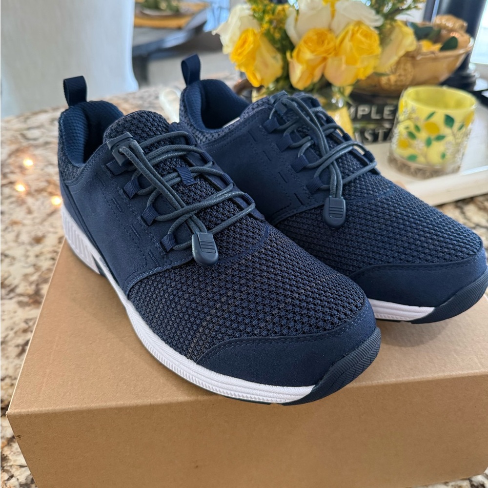 Blue Athletic Shoes with Breathable Mesh and Lightweight Design